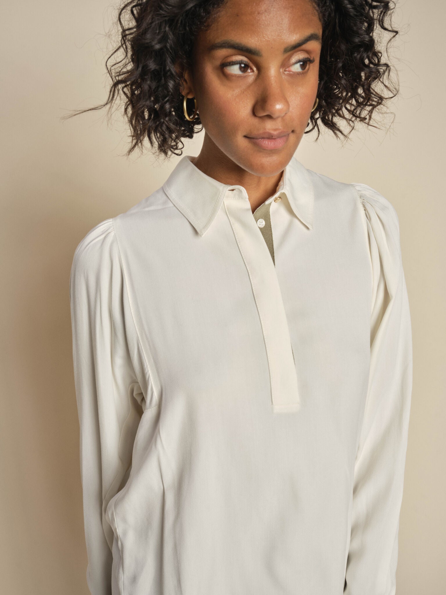 Modelshot / Ecru / Detail